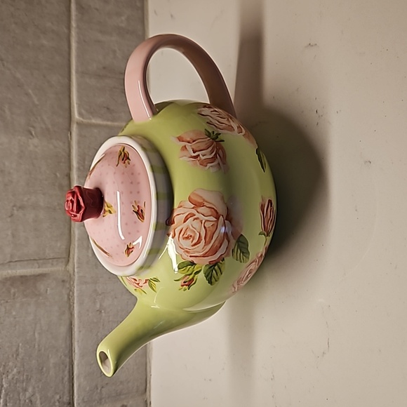Sweet Live Designs Other - Vintage Teapot, Roses